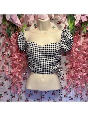 Likely black + white gingham puff sleeve top with tie detail Size S #gingham